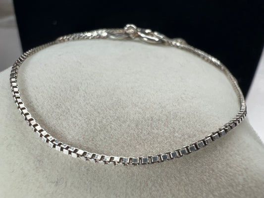 Add some gentle shine to your outfit with this sterling silver box chain. It's a thin but strong chain, which you can wear alone or pair with a pendant. Made in Italy.