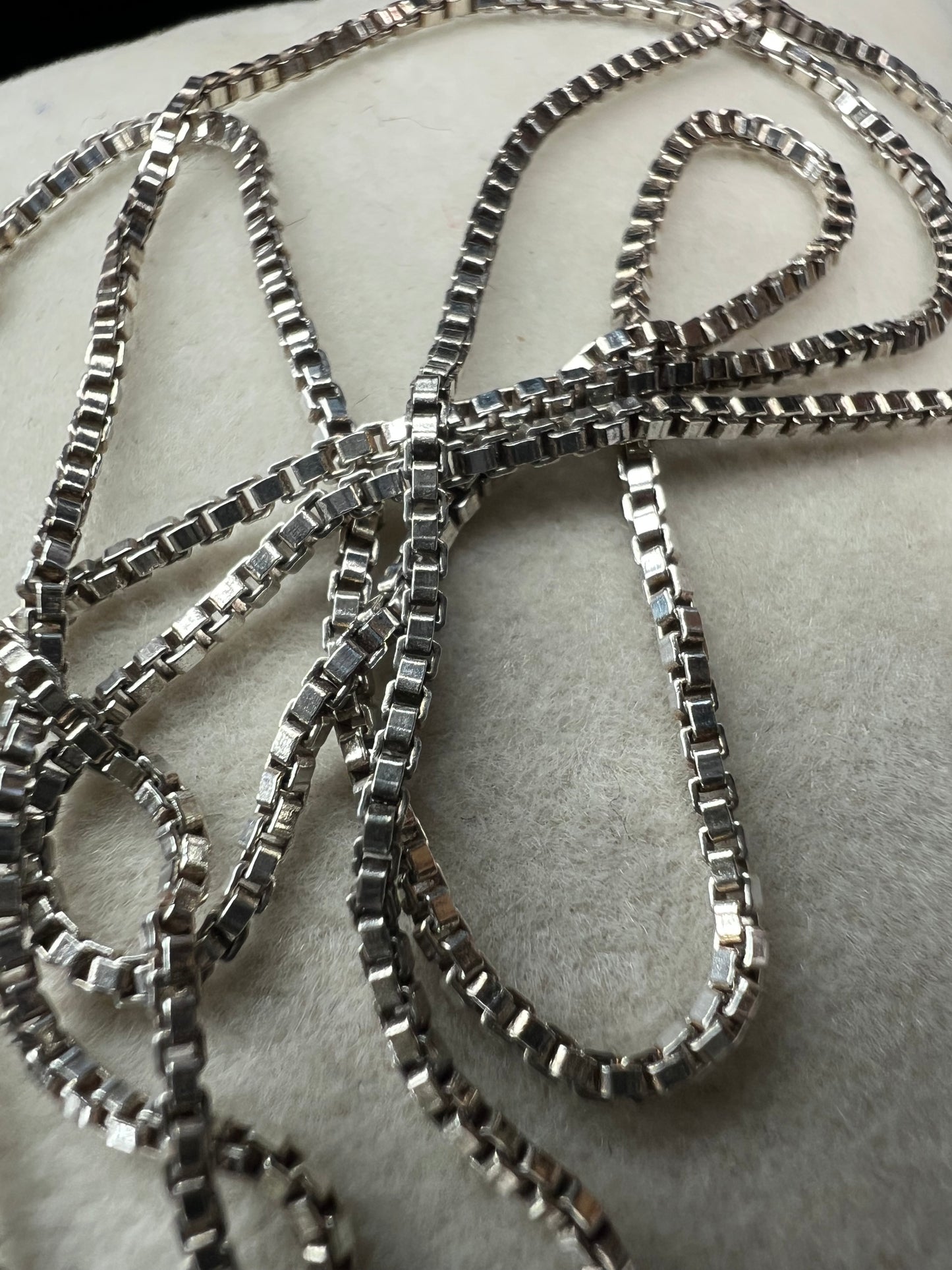 Add some gentle shine to your outfit with this sterling silver box chain. It's a thin but strong chain, which you can wear alone or pair with a pendant. Made in Italy.