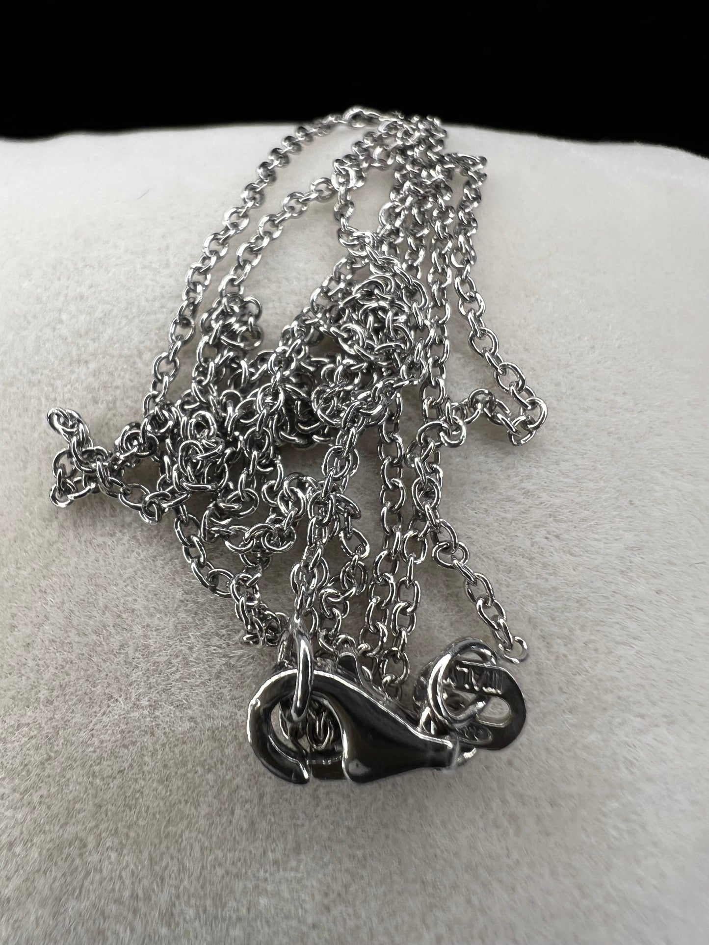 This petite sterling silver chain necklace features a classic cable link. It's perfect on its own, or you can pair it with a pendant for a more personal touch. Made in Italy.