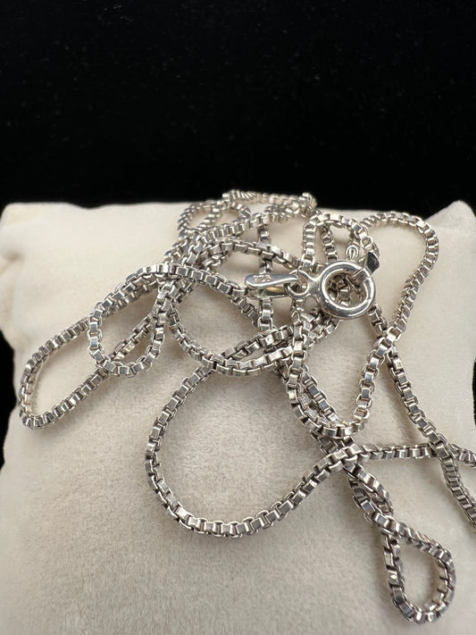 This sterling silver box chain necklace is a must-have for any jewelry collection. Whether for everyday wear or special occasions, this piece will add stylish elegance to any outfit.
