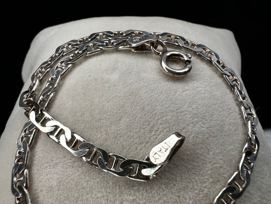 This sterling silver mariner link bracelet is a perfect addition to your jewelry collection. It’s an easy everyday piece that adds a little shine without trying too hard.