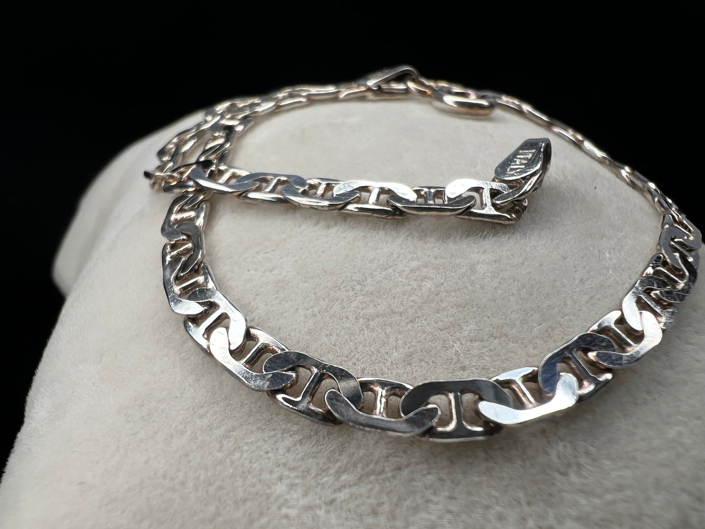 This sterling silver mariner link bracelet is a perfect addition to your jewelry collection. It’s an easy everyday piece that adds a little shine without trying too hard.