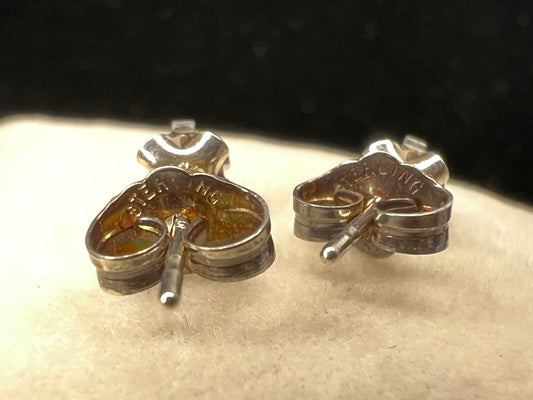 These delicate stud earrings feature sterling silver paired with small natural green stones, offering a subtle yet refreshing splash of color. Their elegant design makes them perfect for everyday wear.