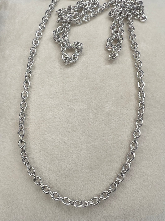Add a subtle touch of sophistication with this petite sterling silver chain necklace. It features a classic cable link and is perfect either on its own or paired with a pendant.