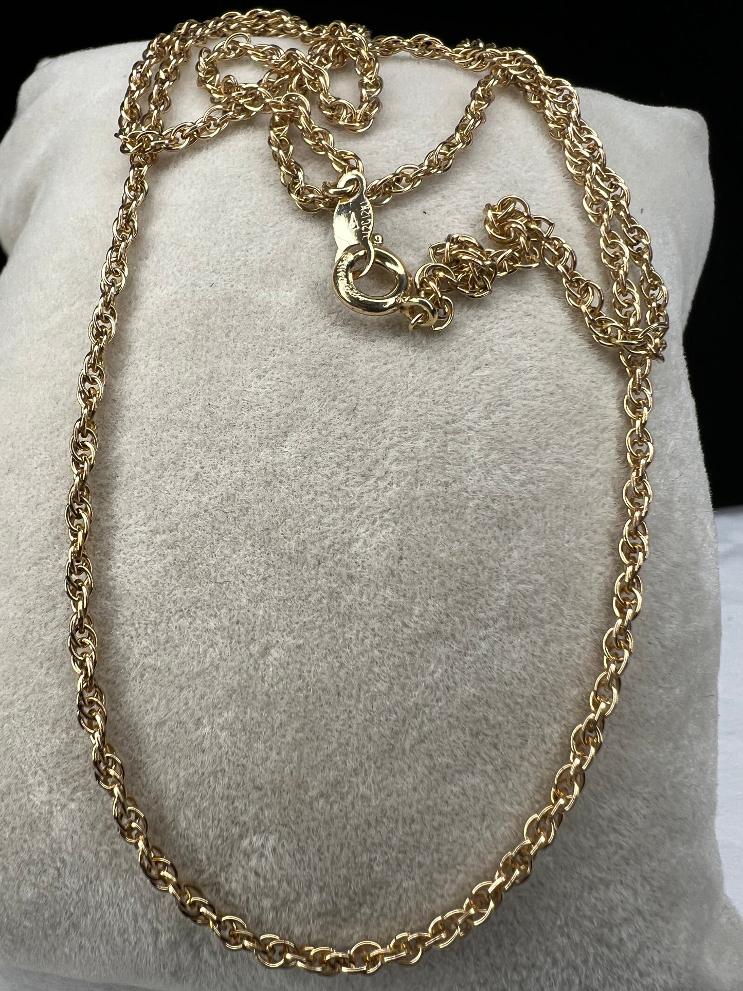 Elevate your look with our petite gold filled chain. Crafted to exude elegance, this dainty chain adds a touch of sophistication to any outfit. Perfect for everyday wear or for special occasions.