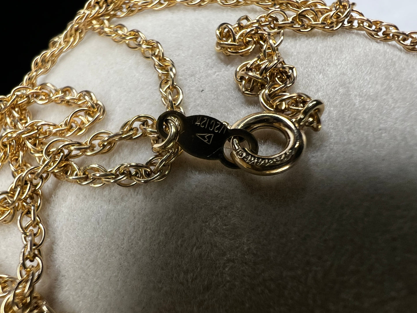 Elevate your look with our petite gold filled chain. Crafted to exude elegance, this dainty chain adds a touch of sophistication to any outfit. Perfect for everyday wear or for special occasions.