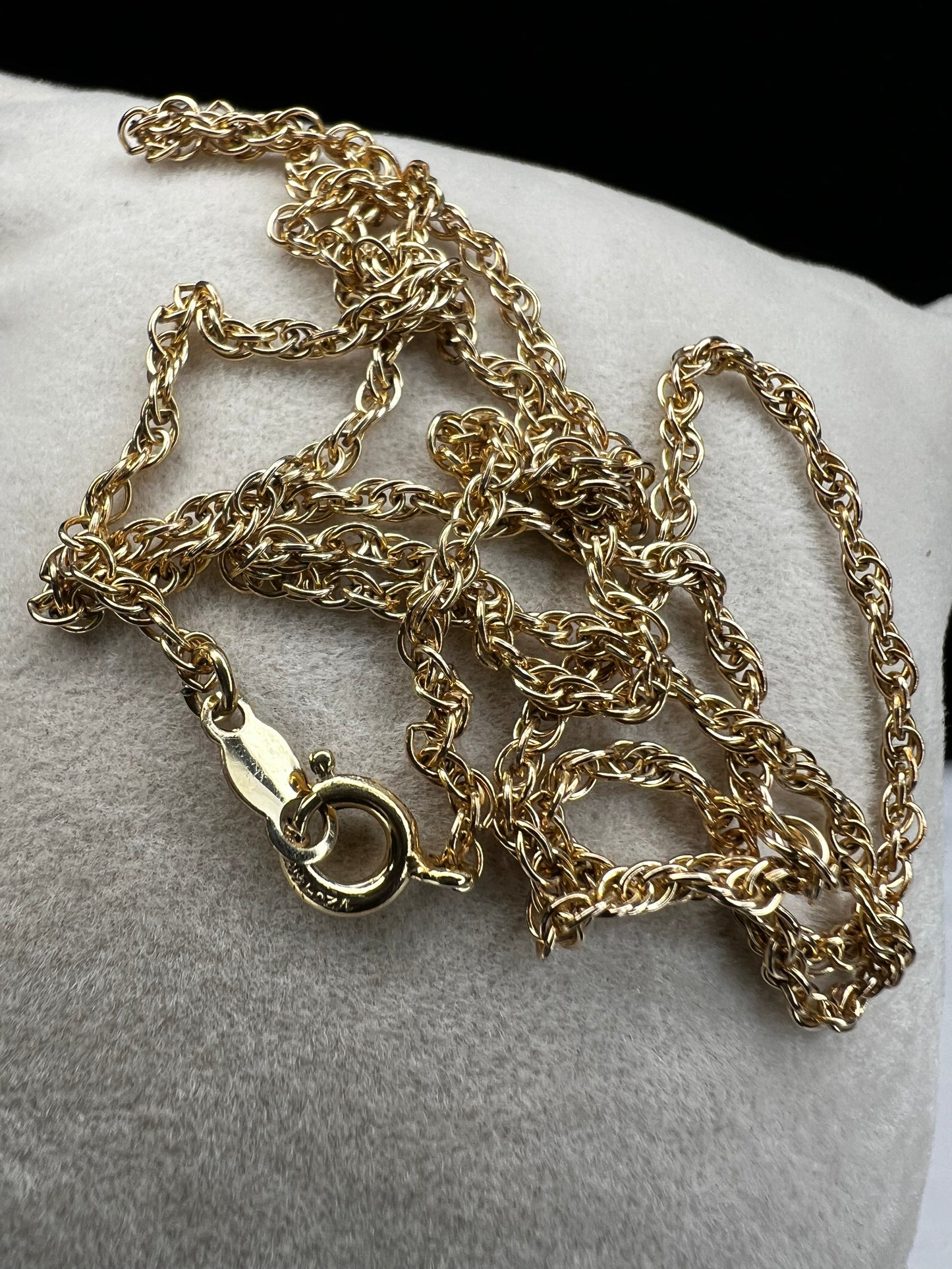 Elevate your look with our petite gold filled chain. Crafted to exude elegance, this dainty chain adds a touch of sophistication to any outfit. Perfect for everyday wear or for special occasions.