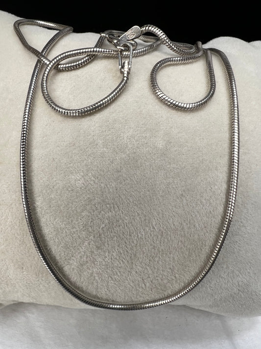 Indulge in our sterling silver chain necklace made by Milor. Whether you wear it alone or pair it with a pendant, this piece will make a great addition to your outfit. Made in Italy.