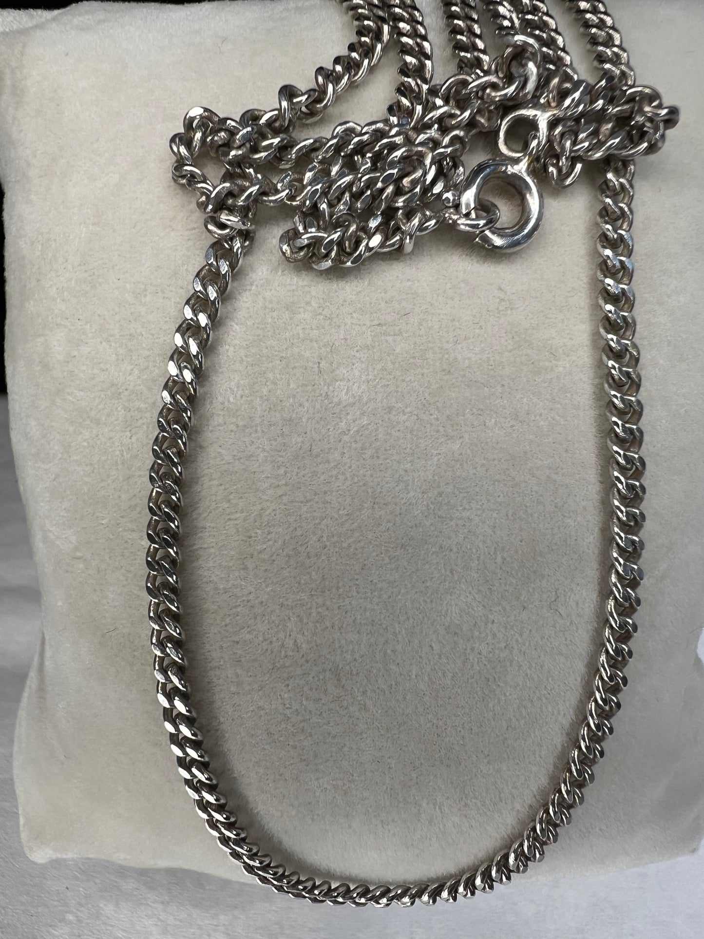 This classic curb chain necklace will add some elegance and sophistication to any outfit.