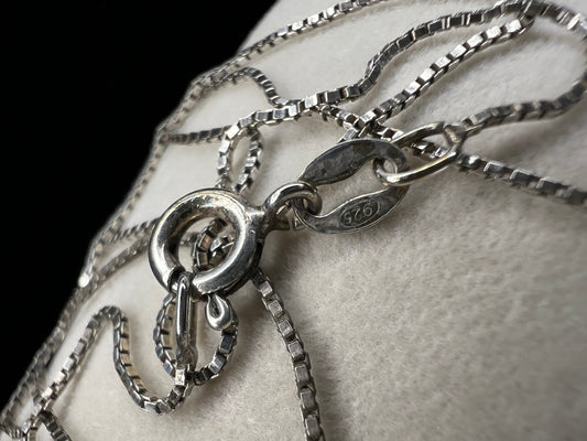 Add some vintage shine to your outfit with this petite sterling silver box chain necklace. Made in Italy.