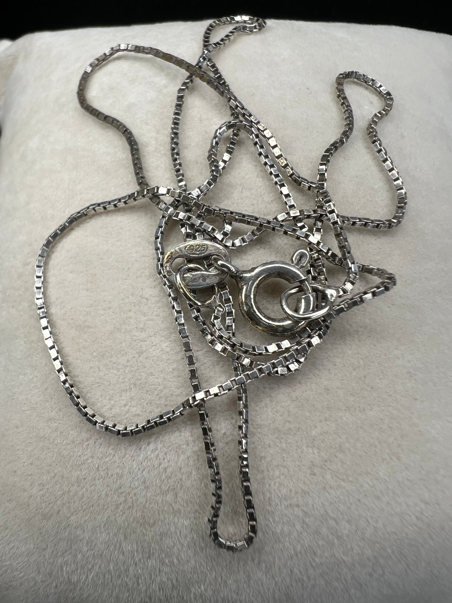 Add some vintage shine to your outfit with this petite sterling silver box chain necklace. Made in Italy.