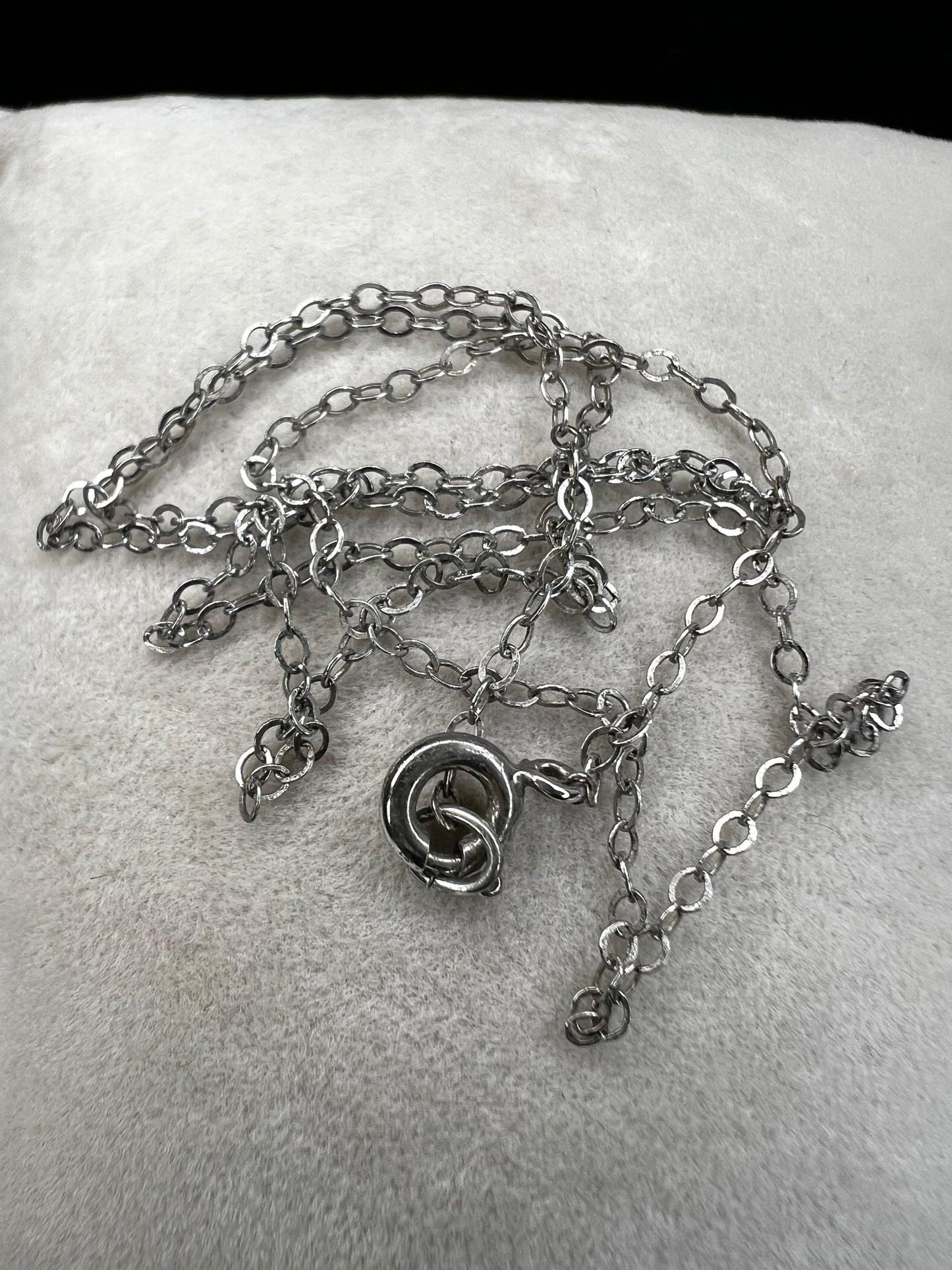 This petite sterling silver chain will add some shine and elegance to your outfit.