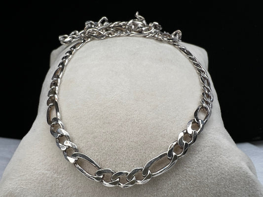 Upgrade your style with our Italian figaro chain necklace. Made of sterling silver with a generous length, it's perfect for adding sophistication to any outfit. Made in Italy.