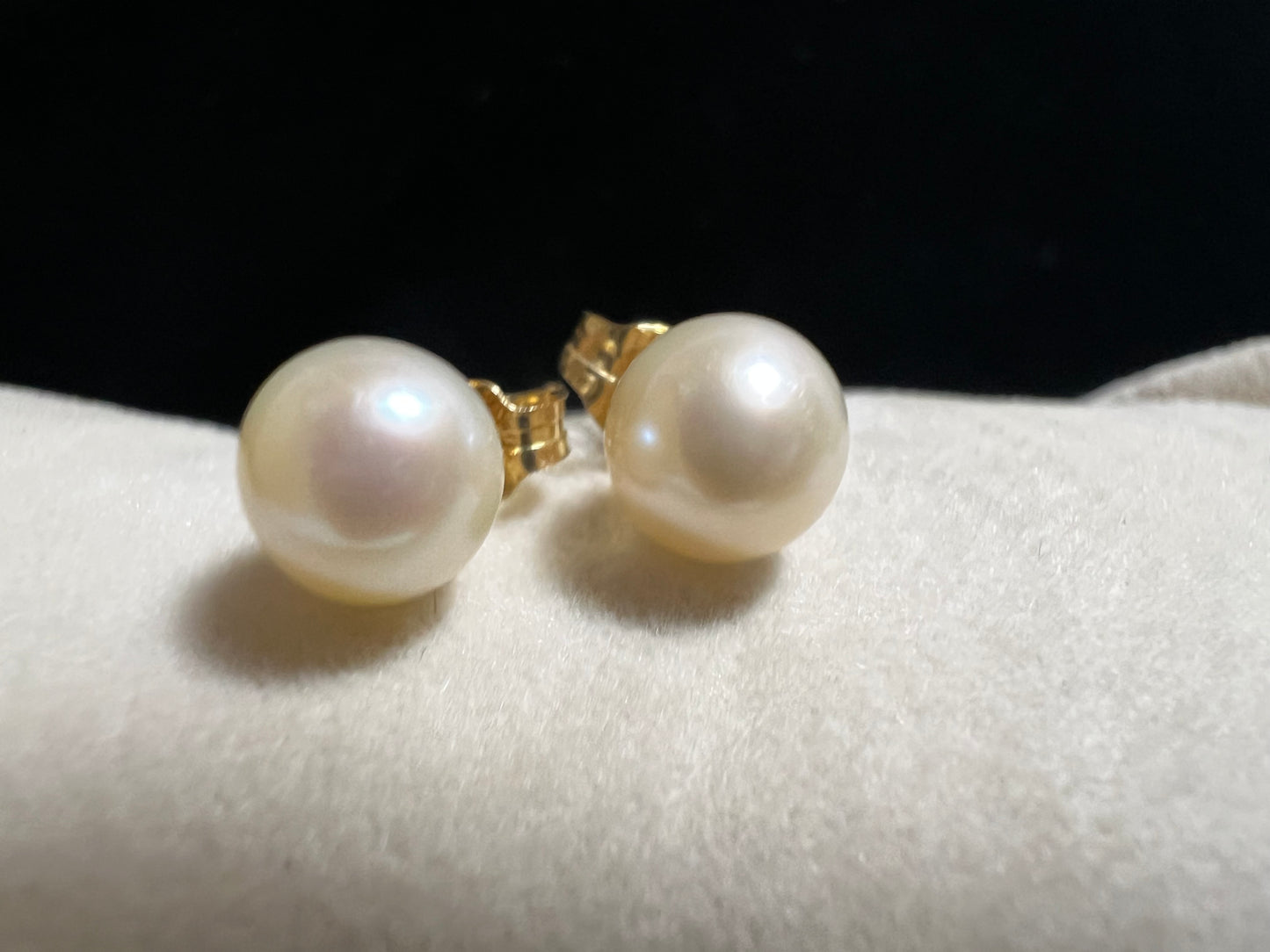 Add some elegance to your outfit with this pair of classic pearl earrings, which are set on 14 karat gold posts.