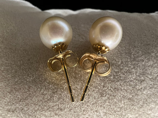 Add some elegance to your outfit with this pair of classic pearl earrings, which are set on 14 karat gold posts.