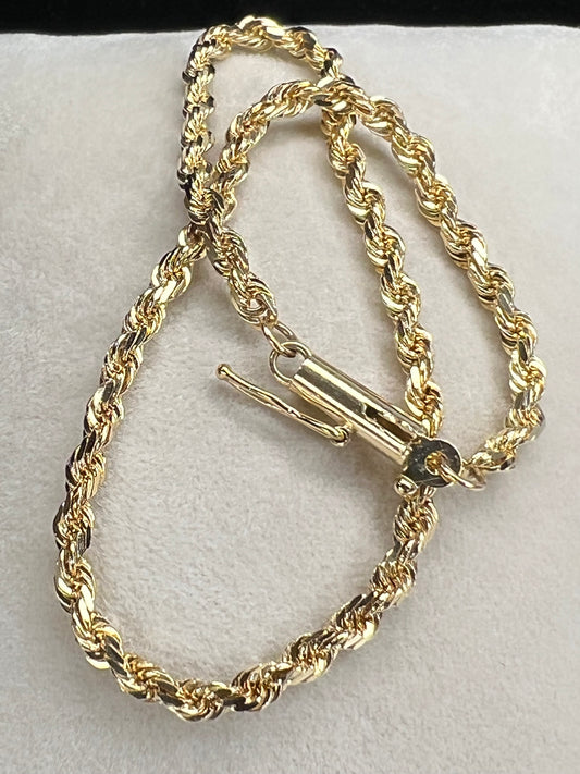 This is a beautiful bracelet crafted from 14 karat gold with a twisted rope link that gives it the ultimate shine.