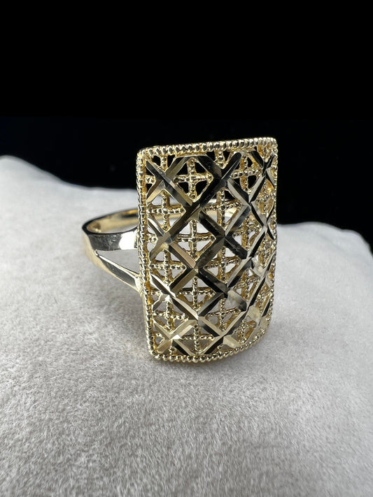 This beautiful 14 karat gold ring features a lattice pattern design, expertly cut to reflect light. It will add a touch of elegance to any look.