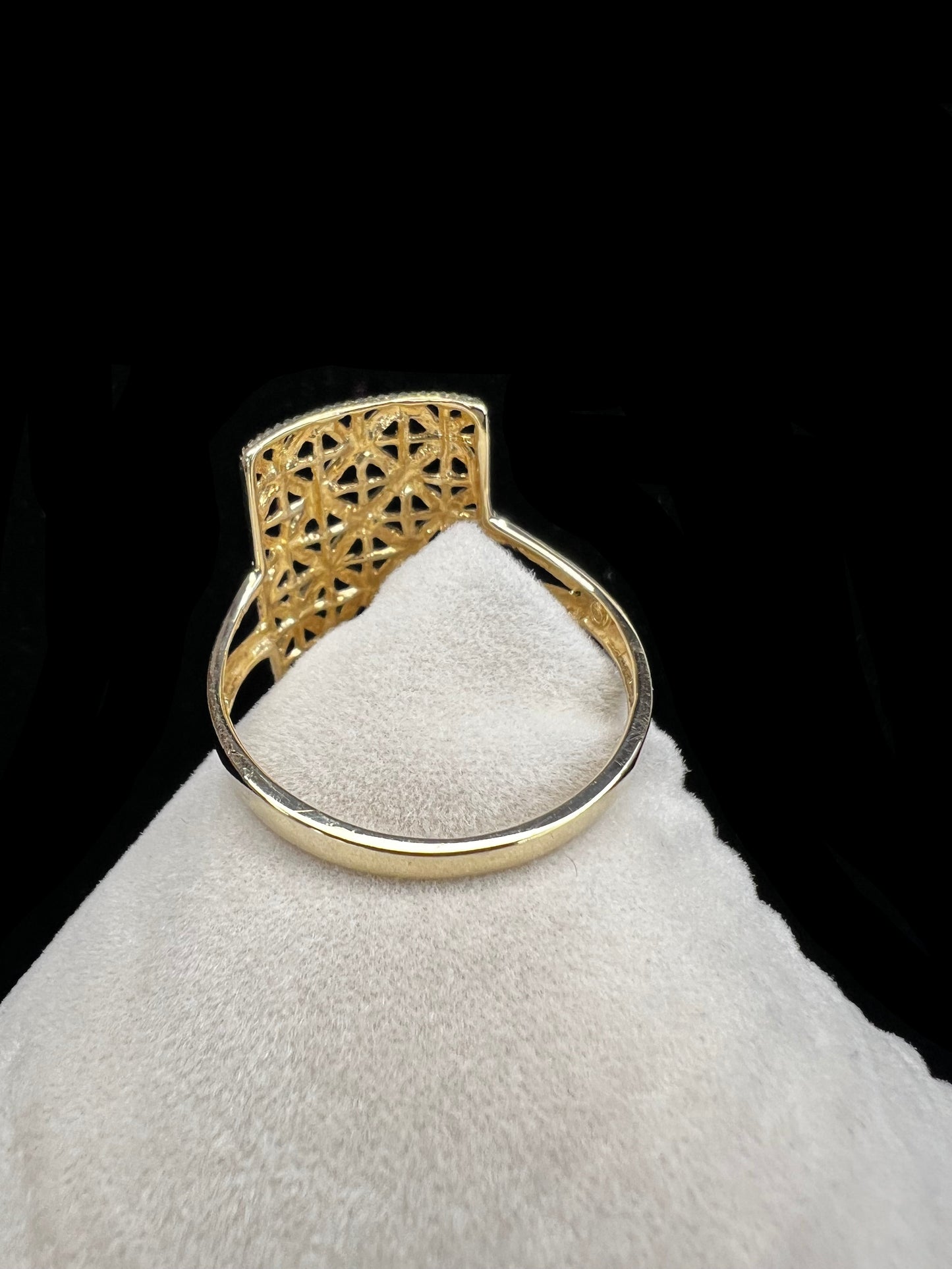 This beautiful 14 karat gold ring features a lattice pattern design, expertly cut to reflect light. It will add a touch of elegance to any look.