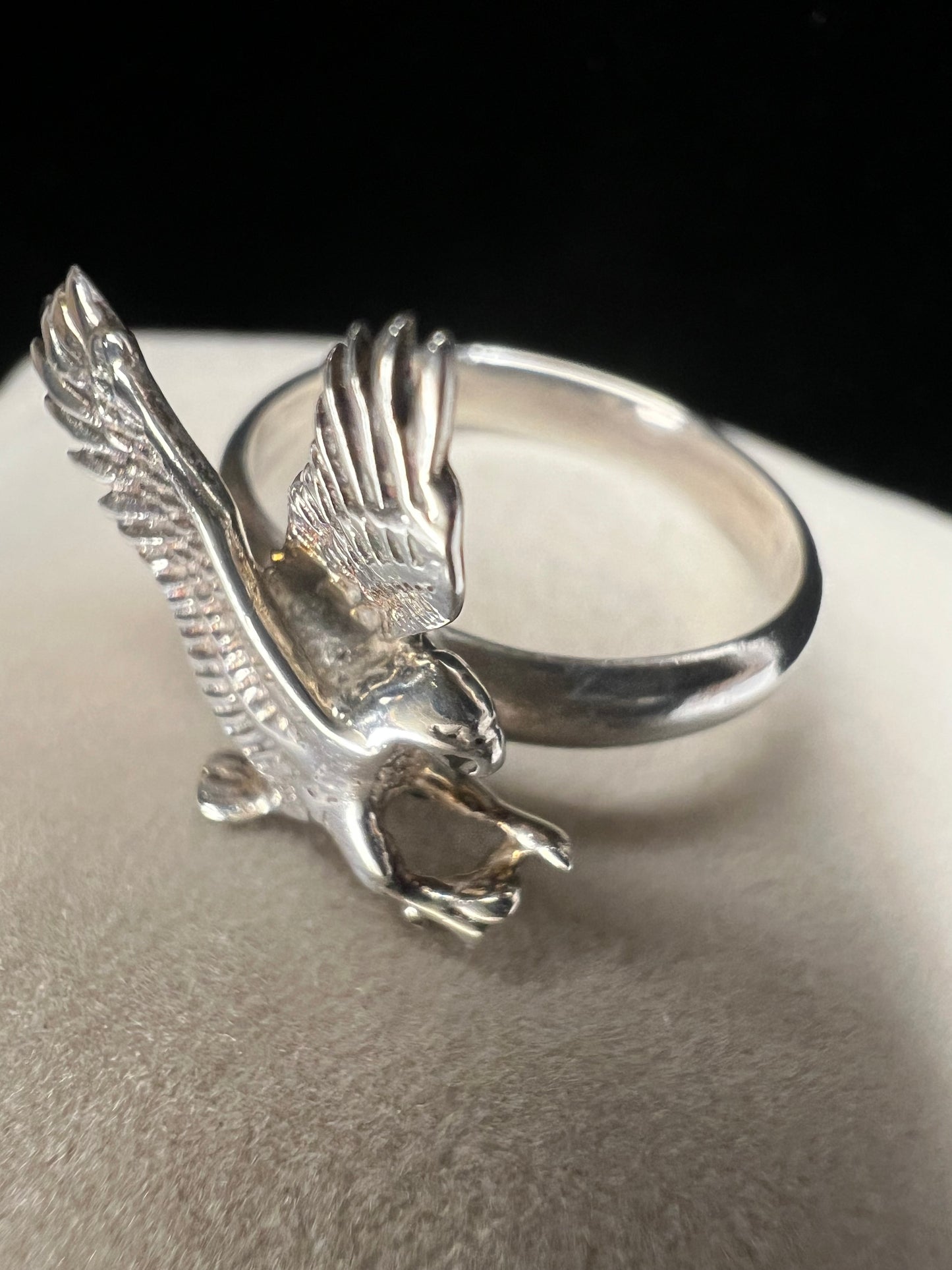 Upgrade your jewelry collection with this stunning sterling silver ring. Crafted with intricate detail, it features a swooping bird of prey in action.