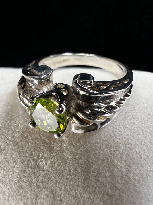 This ring, designed by Chateau d'Argent, features an emerald set in detailed and excellently crafted sterling silver.