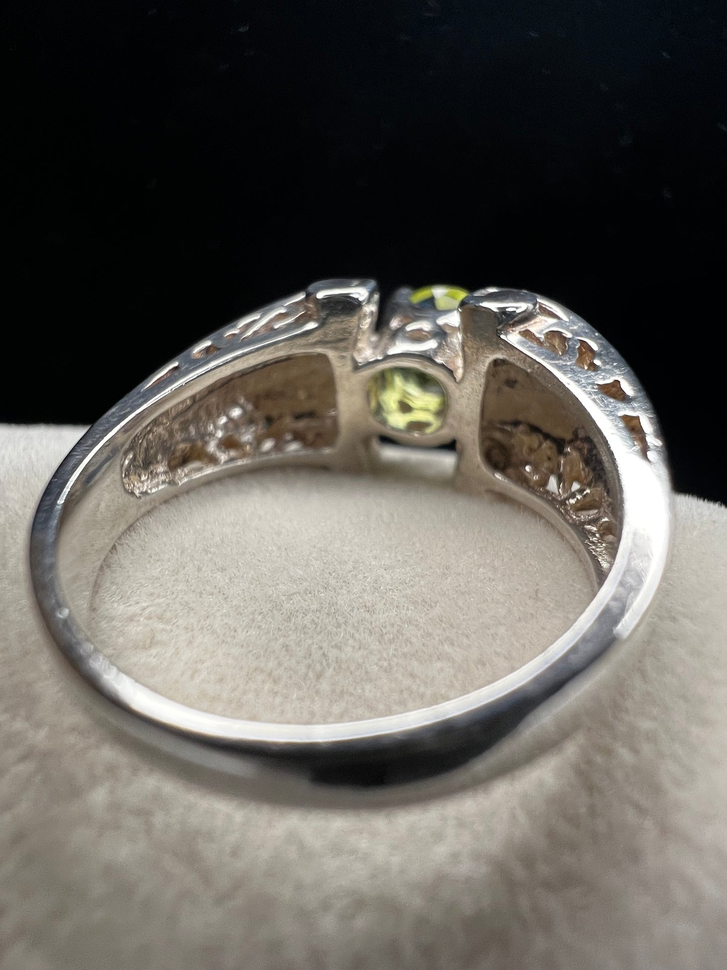 This ring, designed by Chateau d'Argent, features an emerald set in detailed and excellently crafted sterling silver.