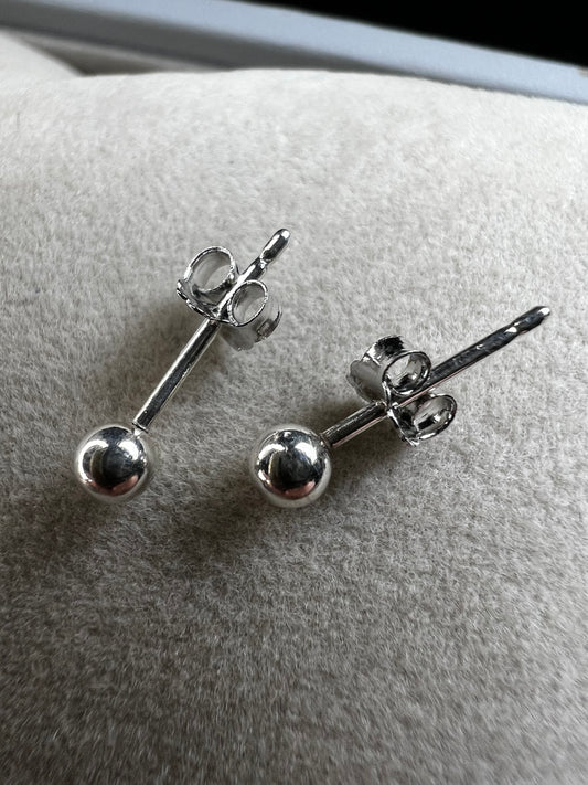 These sterling silver petite ball stud earrings bring a playful sparkle to your look. They’re perfect for everyday wear or adding a subtle shine to any outfit.