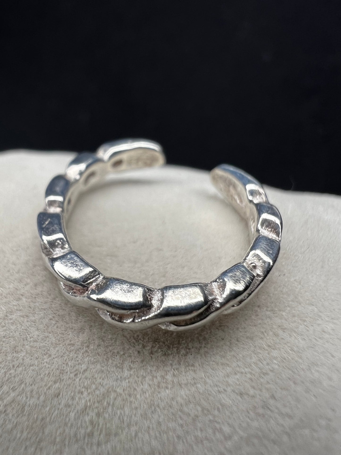This braided sterling silver toe ring features a contemporary twisted design, ideal for adding a stylish touch to your look at the beach or pool.