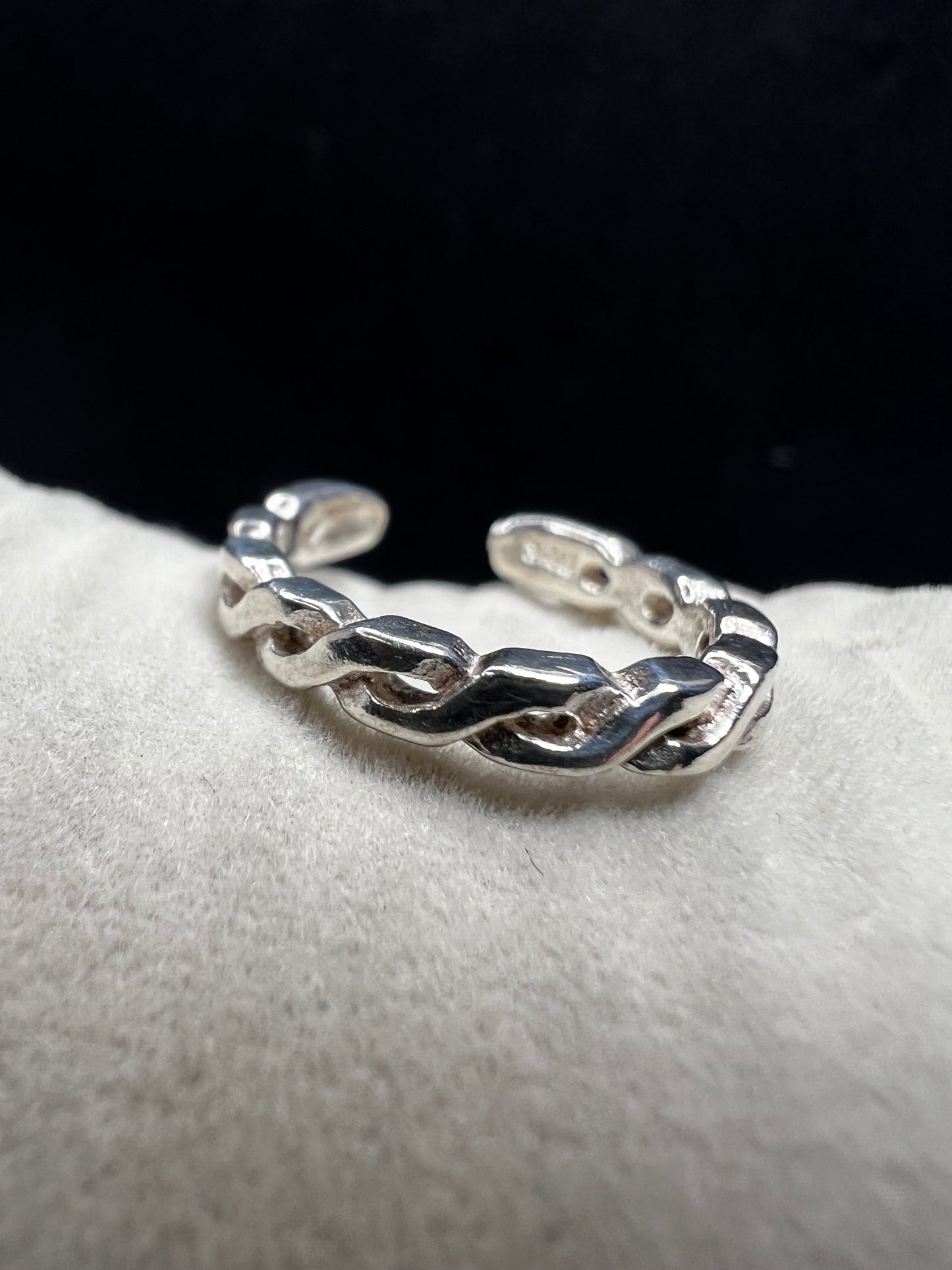 This braided sterling silver toe ring features a contemporary twisted design, ideal for adding a stylish touch to your look at the beach or pool.