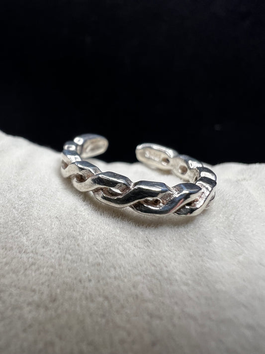 This braided sterling silver toe ring features a contemporary twisted design, ideal for adding a stylish touch to your look at the beach or pool.