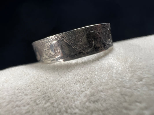 This vintage sterling silver toe ring features an open band with a timeless wave design, ideal for beach enthusiasts. Its detailed craftsmanship captures the effortless spirit of the ocean, making it a refined accessory for seaside or casual wear.