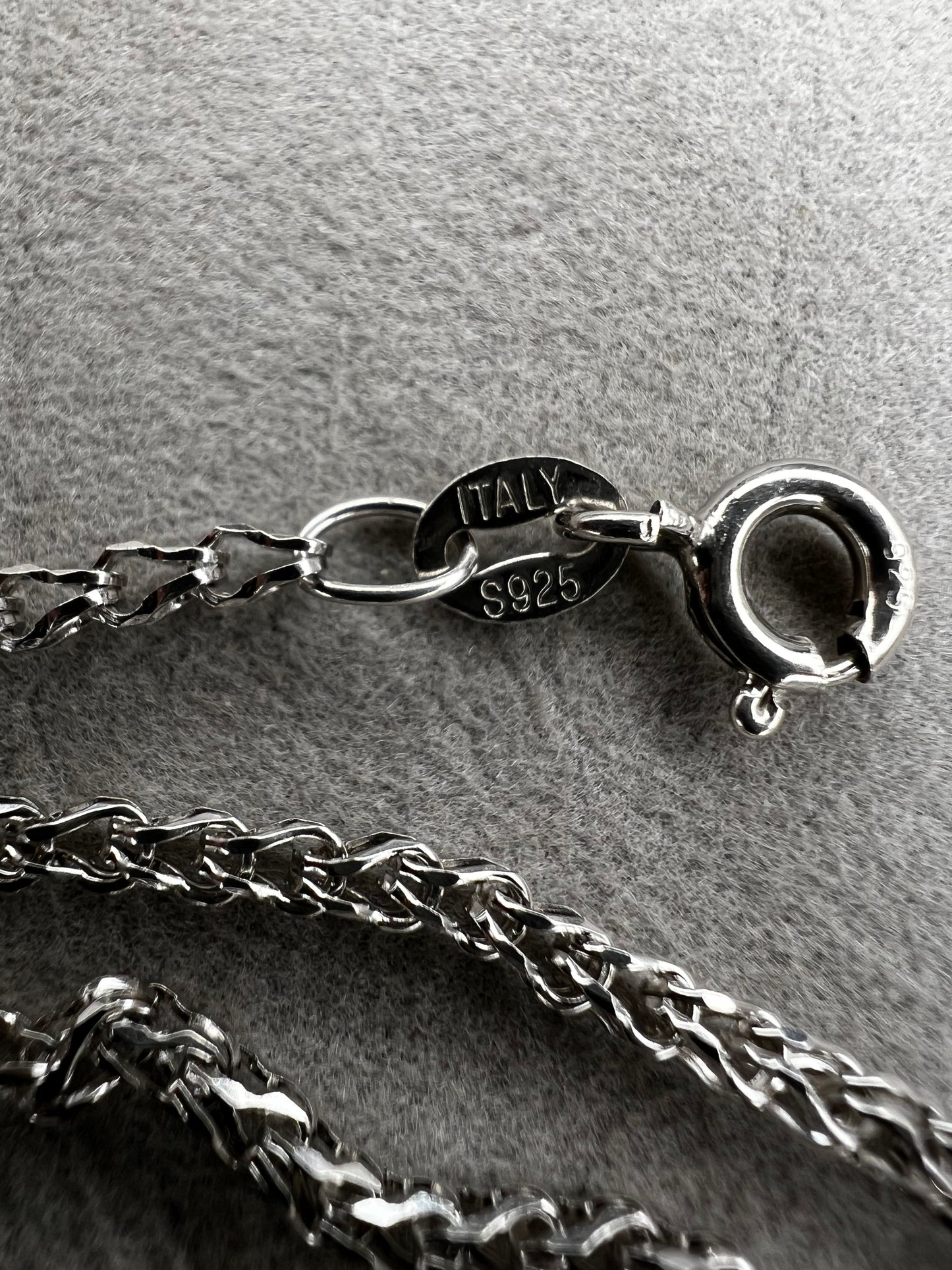 This Italian-crafted sterling silver chain features links engineered to securely support pendants while maintaining elegant durability. It offers versatile wearability, making it an ideal choice for both everyday use and special occasions.