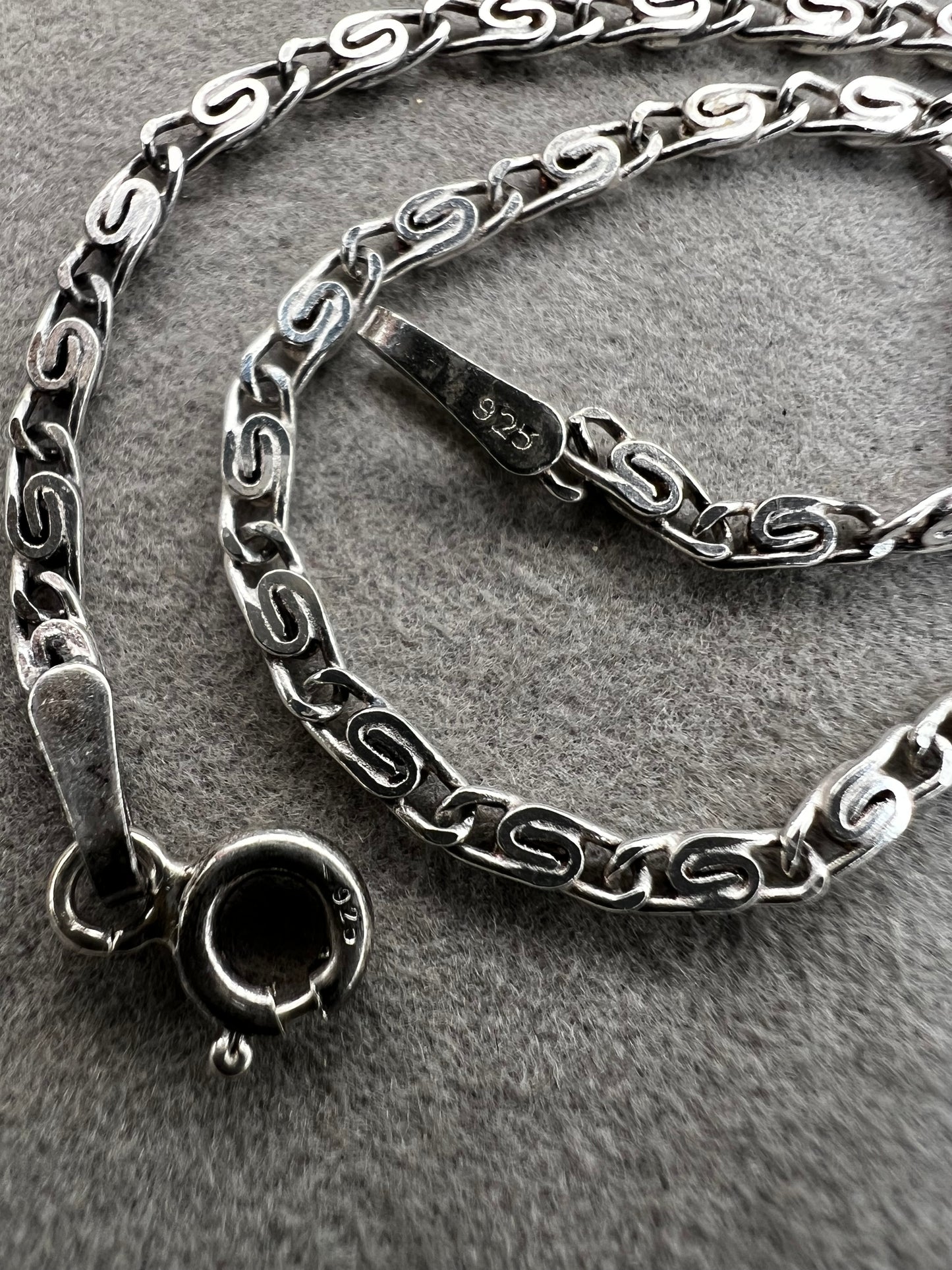 This sterling silver bracelet showcases a refined scroll link design, distinguishing it from standard chain styles. Expertly crafted for both durability and elegance, it offers a sophisticated accessory that enhances any wardrobe.