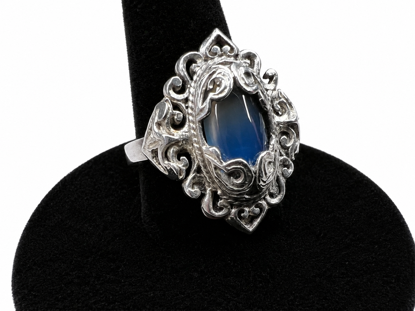 Discover timeless elegance with this vintage sterling silver ring, showcasing an intricate filigree design that gracefully frames a luminous moonstone. The delicate metalwork and soft, ethereal glow of the moonstone create a sophisticated piece perfect for everyday wear or special occasions.