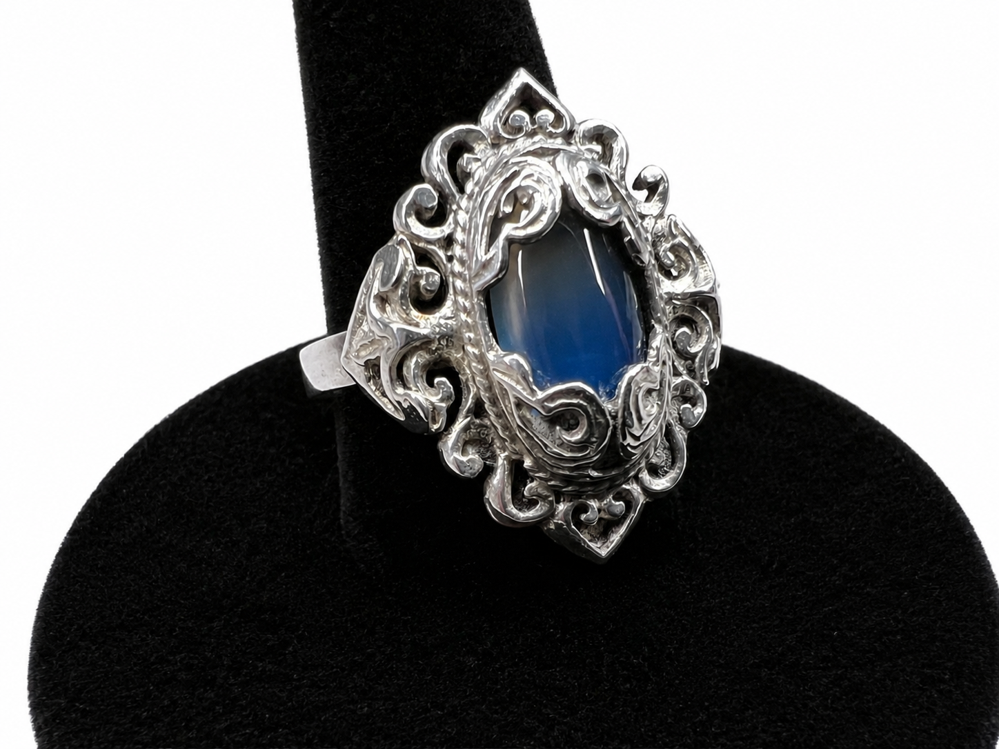 Discover timeless elegance with this vintage sterling silver ring, showcasing an intricate filigree design that gracefully frames a luminous moonstone. The delicate metalwork and soft, ethereal glow of the moonstone create a sophisticated piece perfect for everyday wear or special occasions.