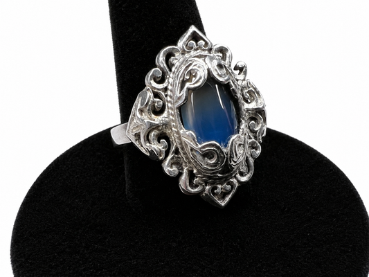 Discover timeless elegance with this vintage sterling silver ring, showcasing an intricate filigree design that gracefully frames a luminous moonstone. The delicate metalwork and soft, ethereal glow of the moonstone create a sophisticated piece perfect for everyday wear or special occasions.