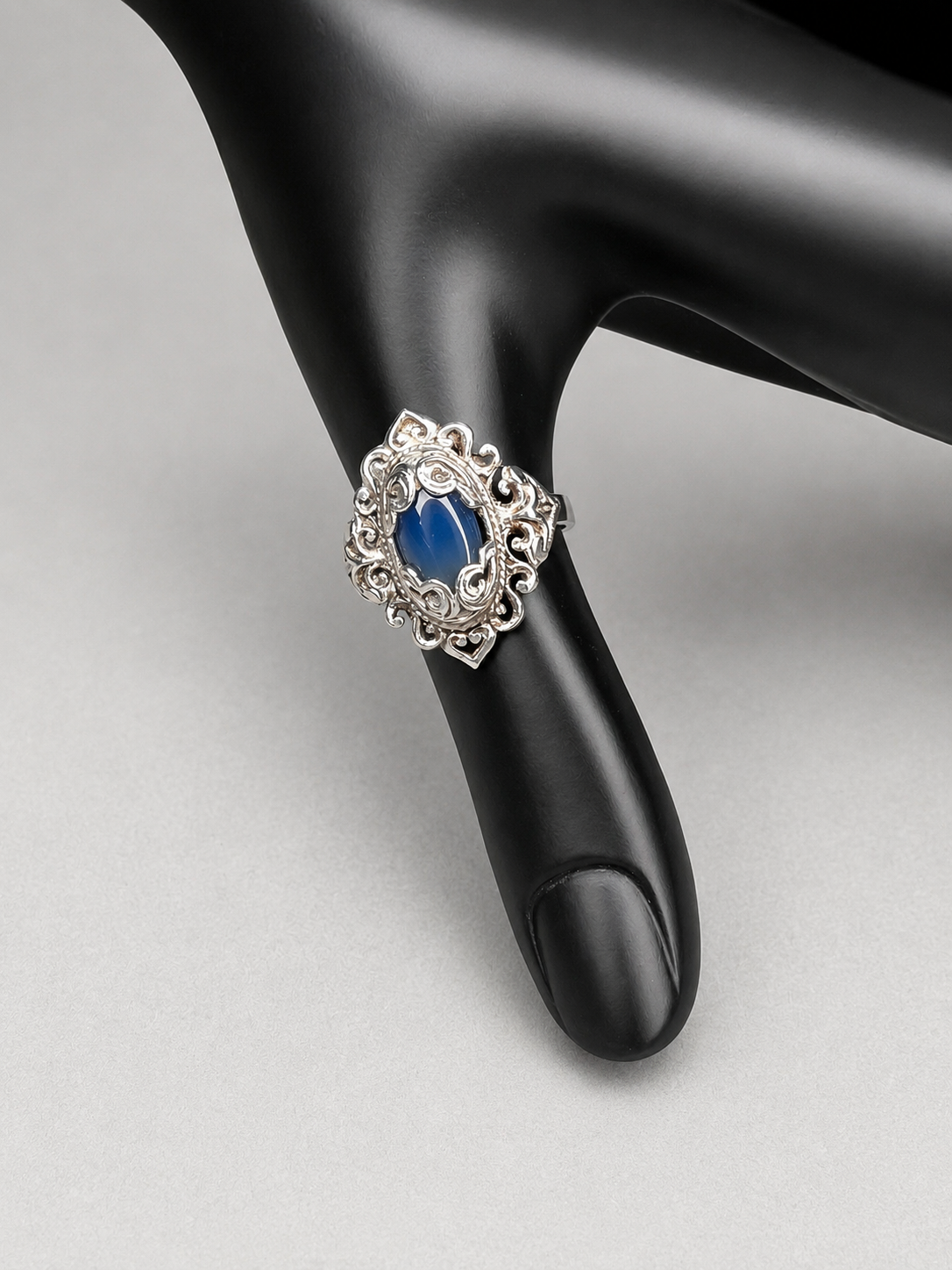 Discover timeless elegance with this vintage sterling silver ring, showcasing an intricate filigree design that gracefully frames a luminous moonstone. The delicate metalwork and soft, ethereal glow of the moonstone create a sophisticated piece perfect for everyday wear or special occasions.