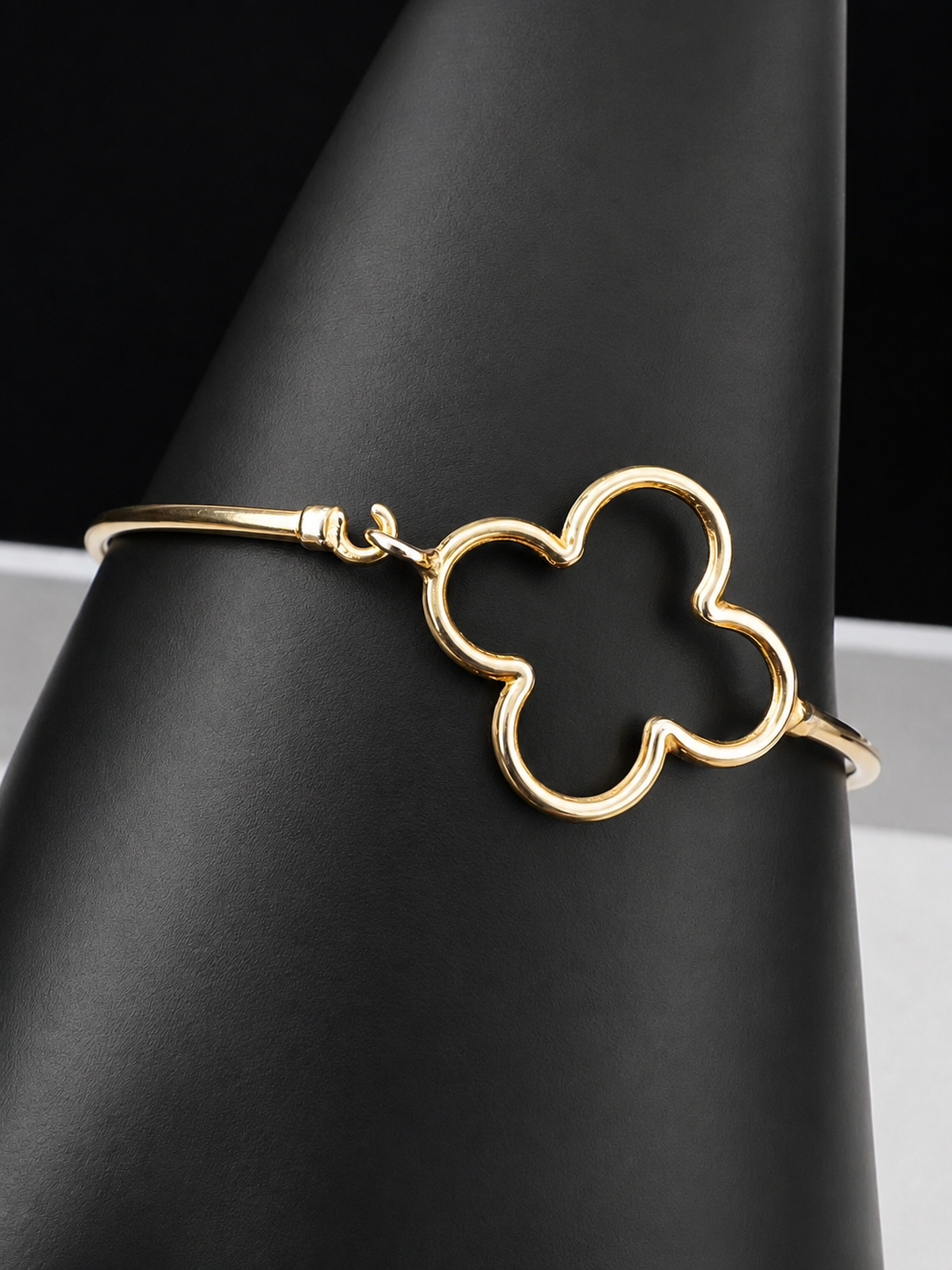 Crafted in authentic sterling silver (.925) and finished with a warm gold tone, this petite piece features an exquisite Alhambra-inspired motif that adds sophisticated charm to any wrist.