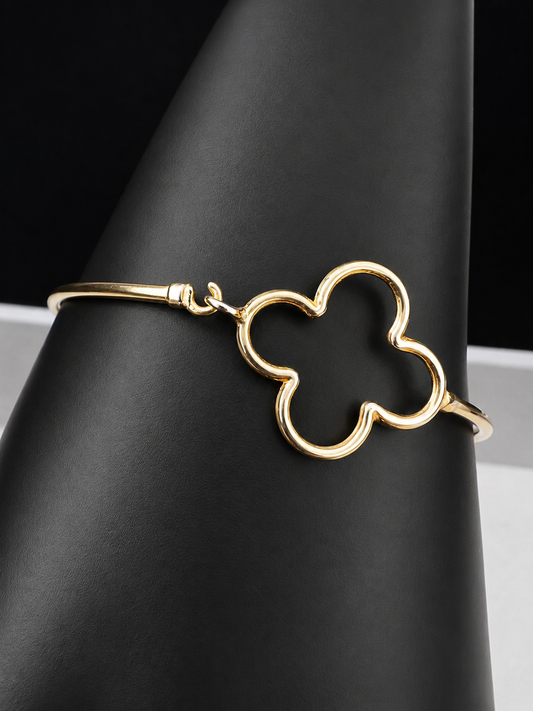 Crafted in authentic sterling silver (.925) and finished with a warm gold tone, this petite piece features an exquisite Alhambra-inspired motif that adds sophisticated charm to any wrist.