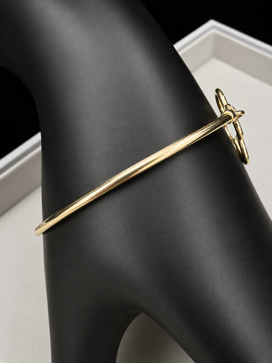 Crafted in authentic sterling silver (.925) and finished with a warm gold tone, this petite piece features an exquisite Alhambra-inspired motif that adds sophisticated charm to any wrist.