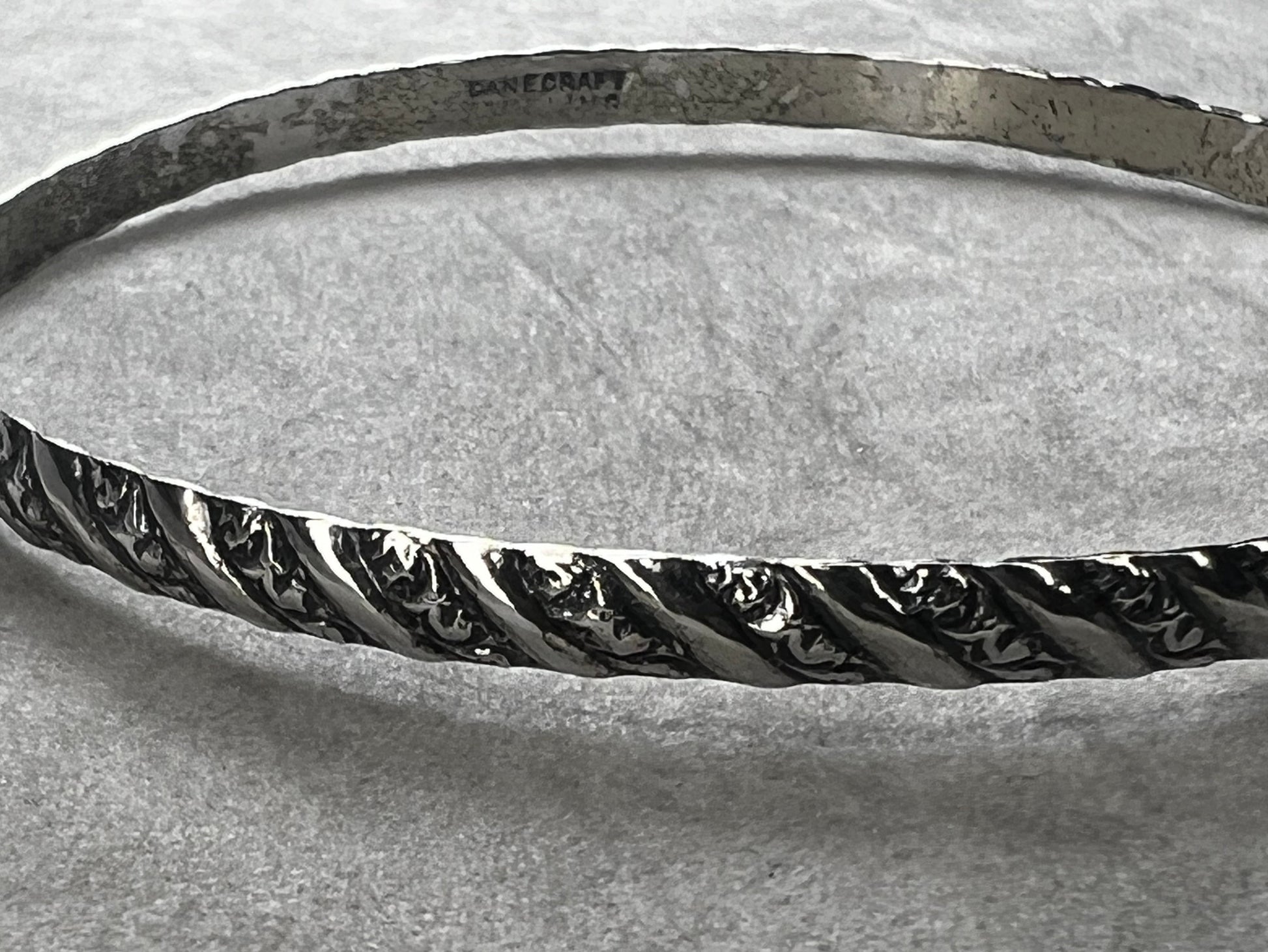 This vintage Danecraft sterling silver bracelet offers timeless elegance with its simple yet detailed design. Crafted with care, it provides a classic accessory that complements any outfit while ensuring durability and comfort for everyday wear.