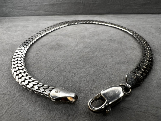 This sterling silver flat foxtail link bracelet offers a robust and refined design. Ideal for those seeking a timeless accessory that combines strength with elegance.