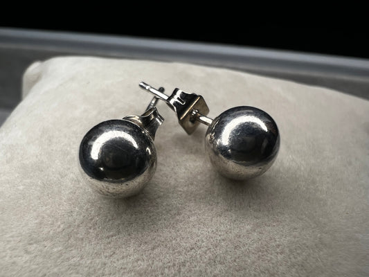 These sterling silver stud earrings offer a timeless and understated accessory perfect for everyday wear. Their minimalist design ensures versatility, making them an essential addition to your jewelry collection.