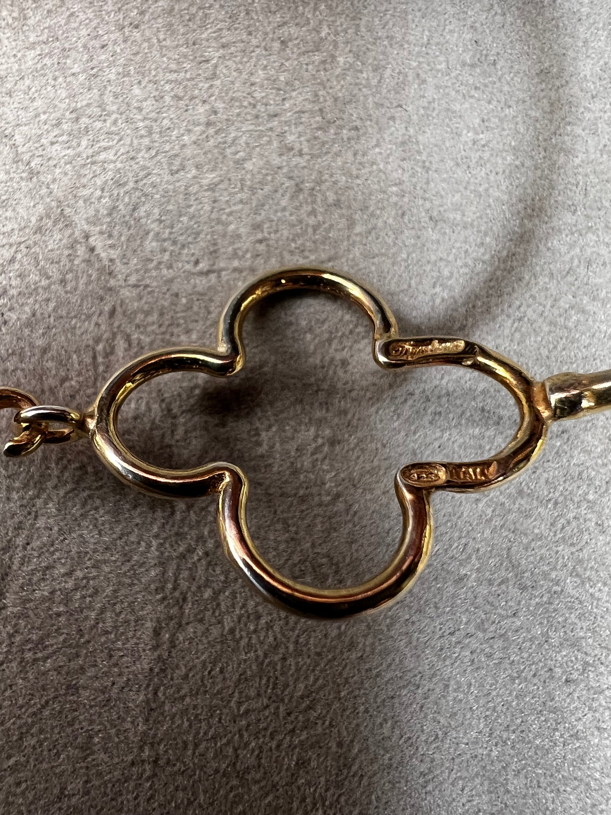 Crafted in authentic sterling silver (.925) and finished with a warm gold tone, this petite piece features an exquisite Alhambra-inspired motif that adds sophisticated charm to any wrist.