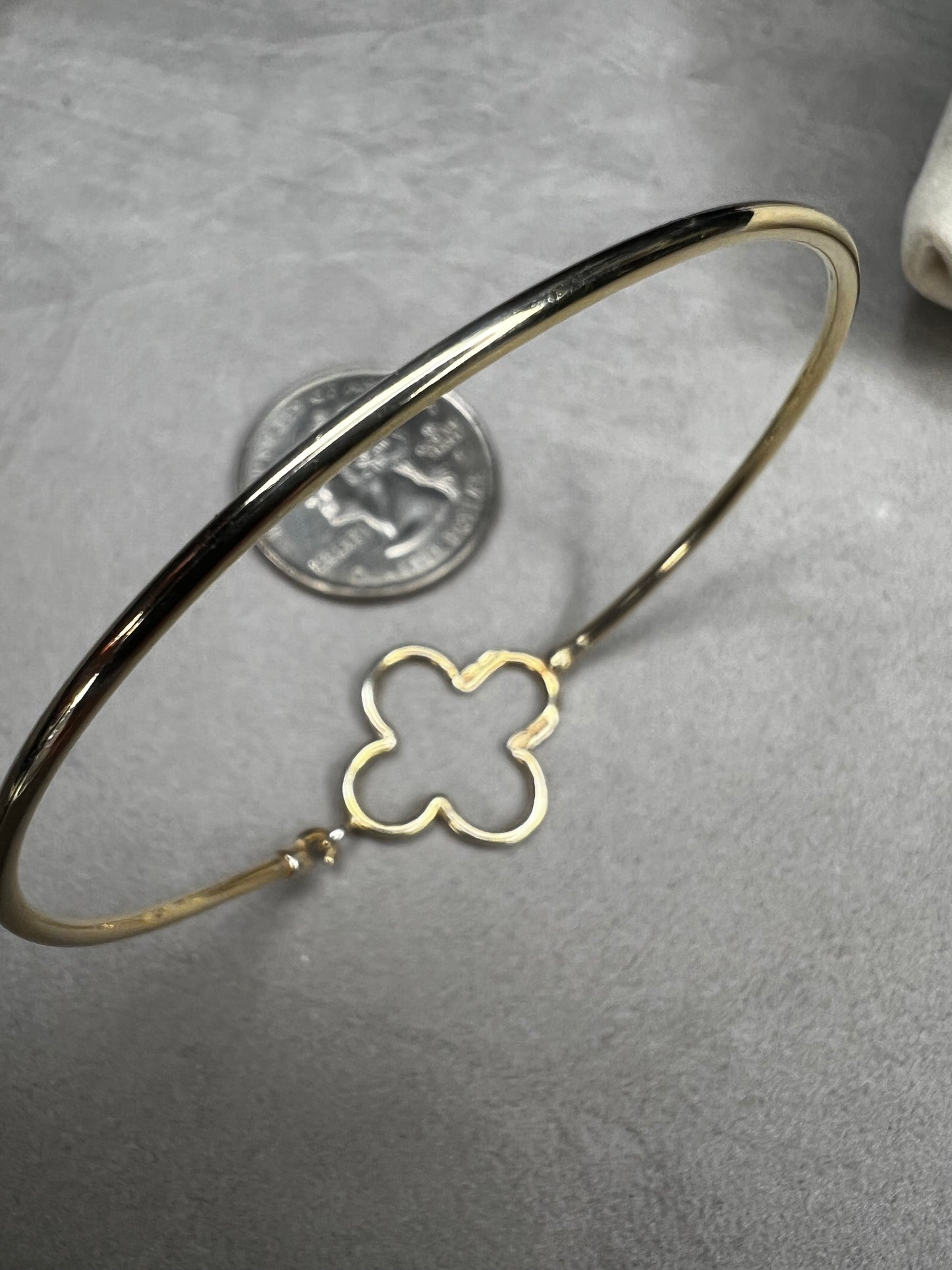 Crafted in authentic sterling silver (.925) and finished with a warm gold tone, this petite piece features an exquisite Alhambra-inspired motif that adds sophisticated charm to any wrist.