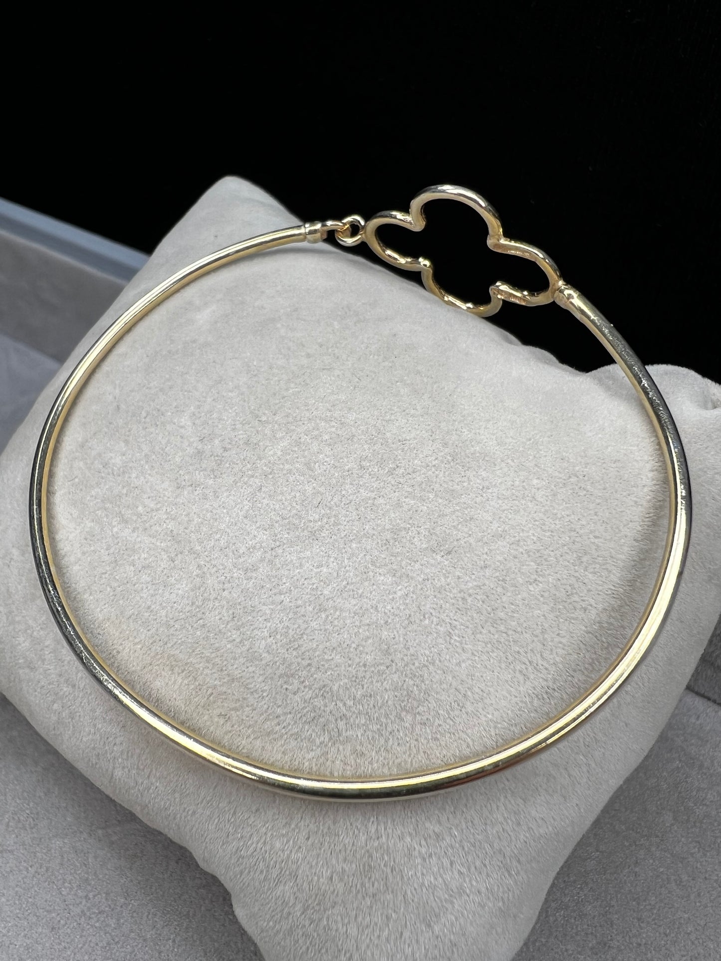 Crafted in authentic sterling silver (.925) and finished with a warm gold tone, this petite piece features an exquisite Alhambra-inspired motif that adds sophisticated charm to any wrist.