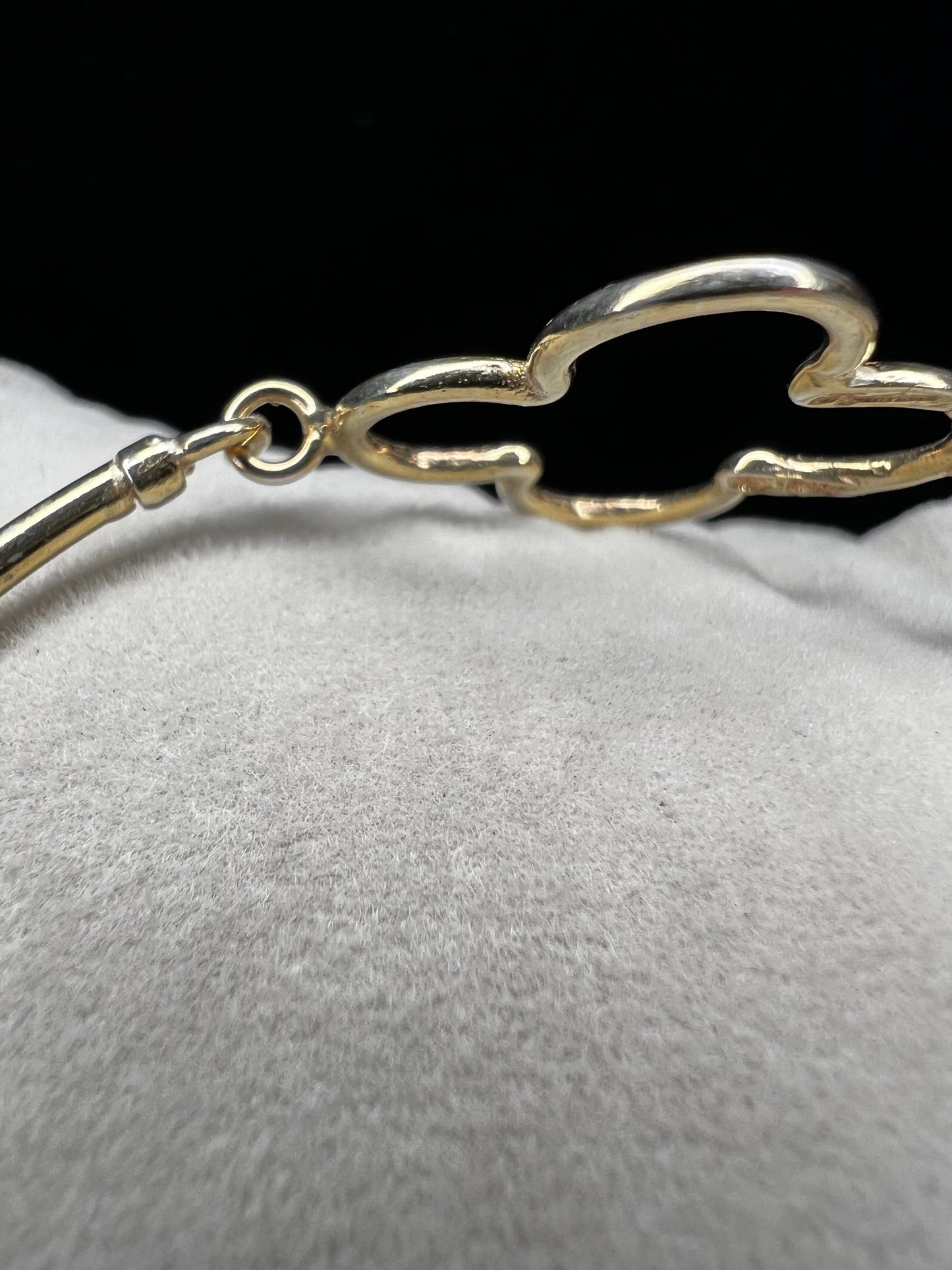 Crafted in authentic sterling silver (.925) and finished with a warm gold tone, this petite piece features an exquisite Alhambra-inspired motif that adds sophisticated charm to any wrist.
