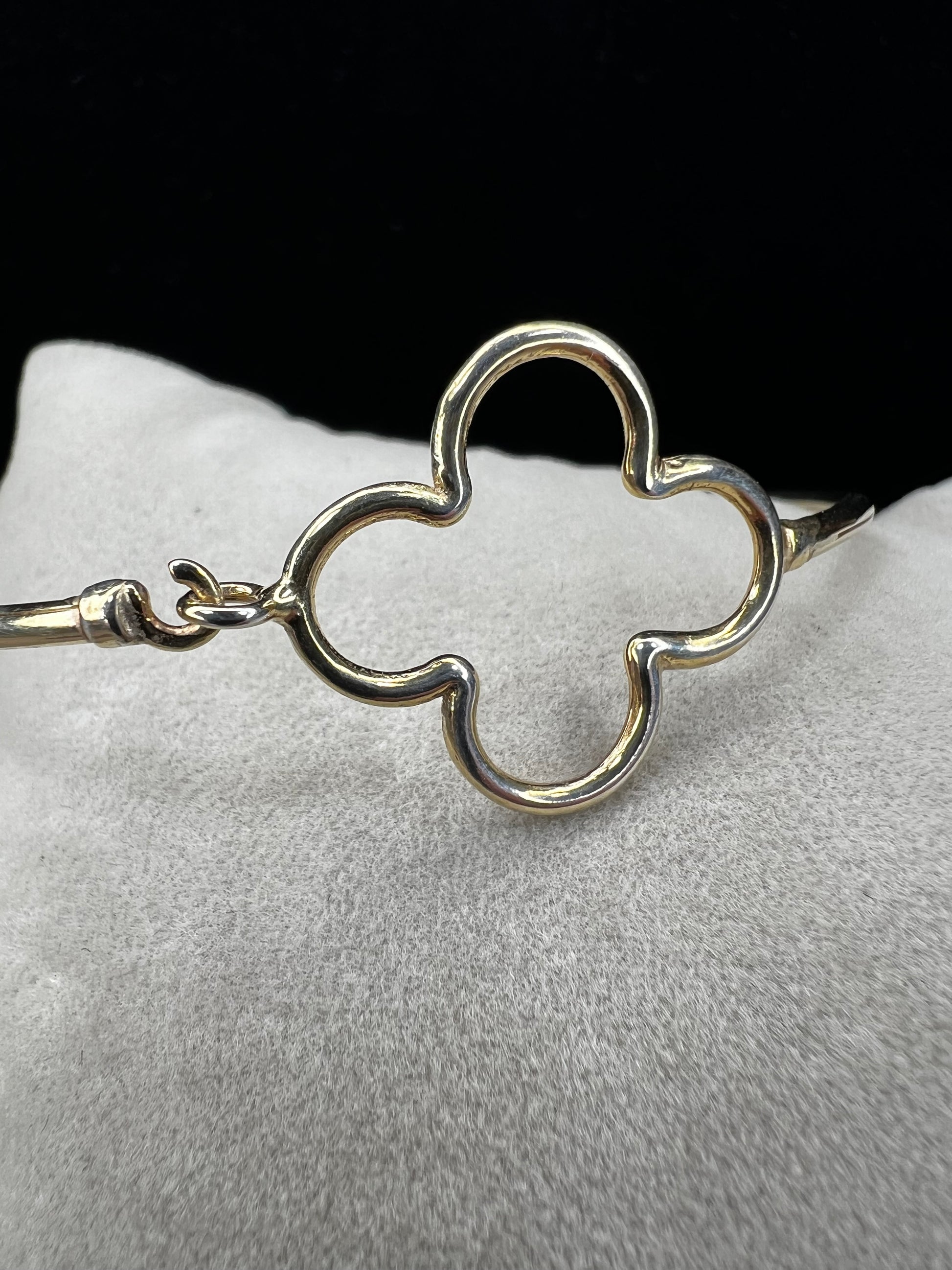 Crafted in authentic sterling silver (.925) and finished with a warm gold tone, this petite piece features an exquisite Alhambra-inspired motif that adds sophisticated charm to any wrist.