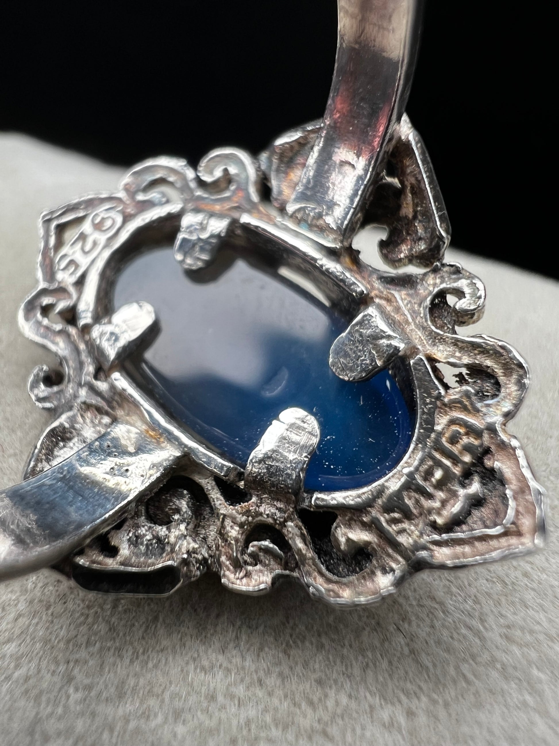 Discover timeless elegance with this vintage sterling silver ring, showcasing an intricate filigree design that gracefully frames a luminous moonstone. The delicate metalwork and soft, ethereal glow of the moonstone create a sophisticated piece perfect for everyday wear or special occasions.