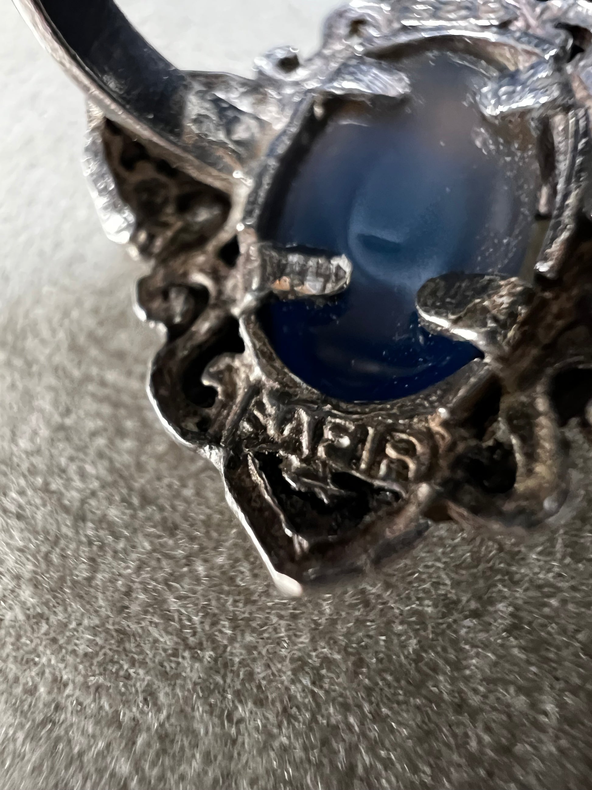 Discover timeless elegance with this vintage sterling silver ring, showcasing an intricate filigree design that gracefully frames a luminous moonstone. The delicate metalwork and soft, ethereal glow of the moonstone create a sophisticated piece perfect for everyday wear or special occasions.
