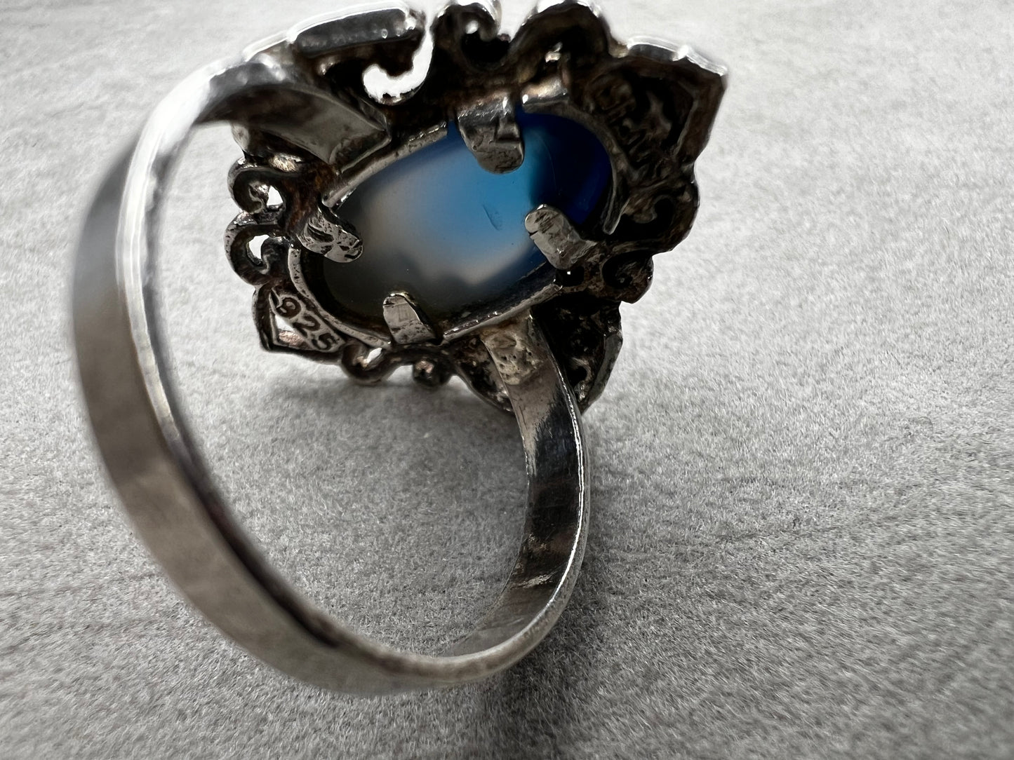 Discover timeless elegance with this vintage sterling silver ring, showcasing an intricate filigree design that gracefully frames a luminous moonstone. The delicate metalwork and soft, ethereal glow of the moonstone create a sophisticated piece perfect for everyday wear or special occasions.